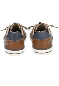 Chaussures en cuir marron avec un talon bleu marine. Fini texturé, semelle blanche avec des accents marron et lacets élastiques pour un ajustement sécurisé.