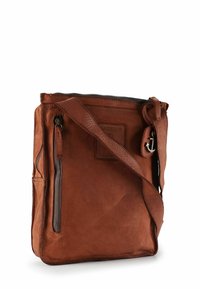 Braune Leder-Umhängetasche mit einem Reißverschluss, Fronttasche und verstellbarem Riemen. Verfügt über eine strukturierte Oberfläche und ein Markenpatch.