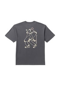 Grå bomulds t-shirt med en stor, konturillustration på ryggen, der viser en figur, der bærer et surfbræt og har en hat på, sammen med tekst.