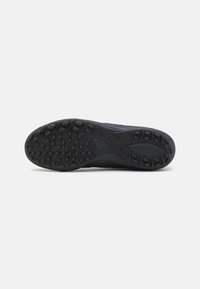 Schwarze Sportschuhsohle mit strukturiertem Grip, die kreisförmige und rechteckige Muster für Traktion aufweist. Glatte Oberfläche ohne sichtbare Abnutzung.