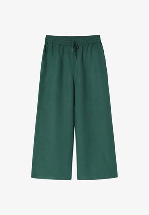 Pantalones verde de pierna ancha hechos de tejido suave, con una cinturilla elástica con cordón y bolsillos laterales. Textura suave y diseño sencillo.