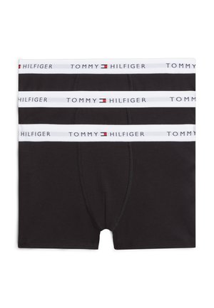 Drei schwarze Boxershorts gestapelt, jeweils mit einem weißen Bund mit dem Text "Tommy Hilfiger" und dem Markenlogo.