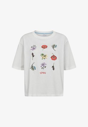 Biele tričko s krátkym rukávom s vyšívanými viacfarebnými kvetmi usporiadanými v troch radoch a textom "Nümph" pod stredovým kvetom.