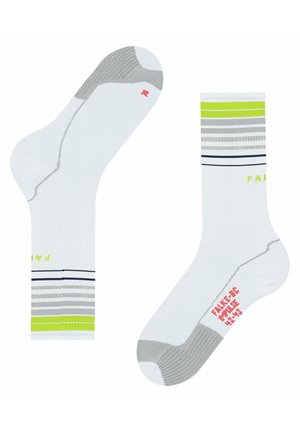 Białe skarpetki sportowe z jasnoszarymi akcentami oraz zielonymi i niebieskimi paskami. Zawierają strukturalne sekcje i nadrukowane szczegóły marki.