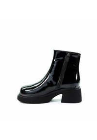Czarne lakierowane botki za kostkę z grubym obcasem i bocznym zamkiem błyskawicznym. Posiadają gładką powierzchnię i okrągły czubek. Szczegóły szwu w linii.