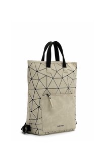 Beige tygväska med svart geometriskt mönster, utrustad med två korta svarta handtag och en framficka med dragkedja. Tillverkad av texturerat syntetmaterial.