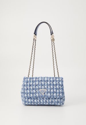 Sac à main tissé texturé bleu et blanc avec bandoulière chaîne argentée et logo triangulaire Guess sur le rabat avant, sur fond clair uni.
