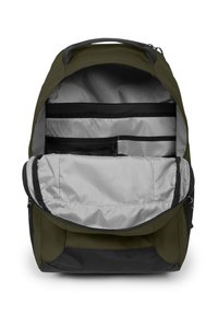 Olivgrön ryggsäck med en grå insida, som har flera fack, ett nätfack och ett dragkedjestängning för säker förvaring.