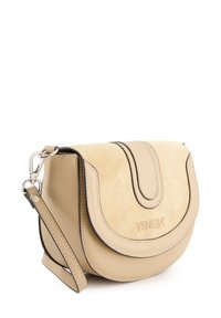 Beige Leder-Crossbody-Tasche mit glatter Oberfläche, geschwungenem Klappenverschluss, kontrastierenden Nähten und verstellbarem Riemen. Markenname auf der Vorderseite geprägt.