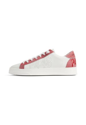 Baskets basses blanches avec des détails pailletés rouges le long des lacets, du talon et du logo latéral perforé, avec semelle et lacets blancs.