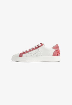 Baskets basses blanches avec des détails pailletés rouges le long des lacets, du talon et du logo latéral perforé, avec semelle et lacets blancs.