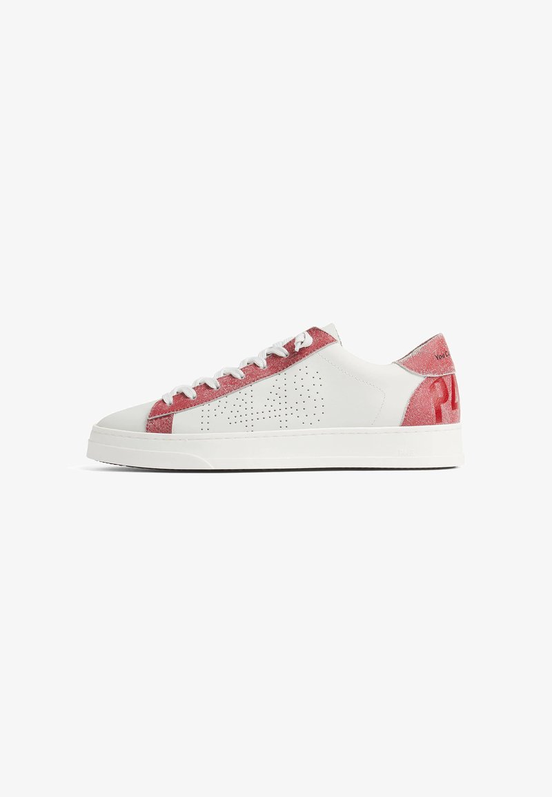 Baskets basses blanches avec des détails pailletés rouges le long des lacets, du talon et du logo latéral perforé, avec semelle et lacets blancs.