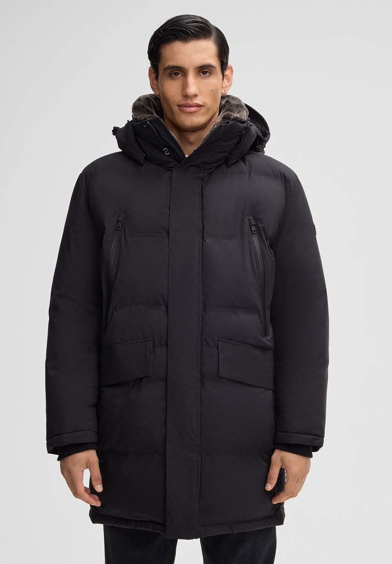 Zwarte gewatteerde winterjas met een bontgevoerde capuchon, twee met ritssluiting verpakte borstzakken en twee voorzakken met klep. Duurzaam materiaal met een gladde textuur.