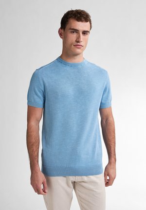 Suéter de manga corta azul claro con un cuello redondo, puños y dobladillo acanalados. Textura suave con un patrón de tejido sutil y uniforme.