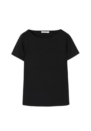 Tricou negru cu mânecă scurtă, realizat dintr-un material moale, având un guler rotund și o croială lejeră. Fără motive sau embellishments.