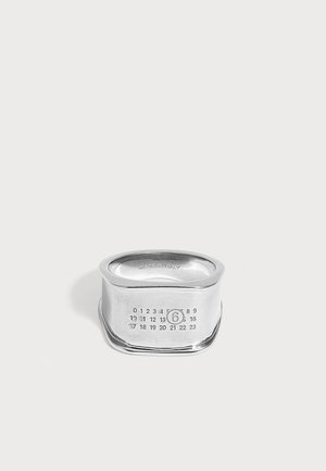 Large bague en argent avec des rangées de chiffres gravées et un chiffre six encerclé, marqué "Made in Italy" à l'intérieur de l'anneau.