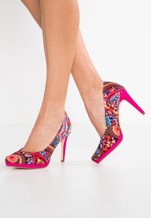 Scarpe con tacco colorate realizzate in tessuto a fantasia con disegni floreali, suola rosa e punta rotonda.