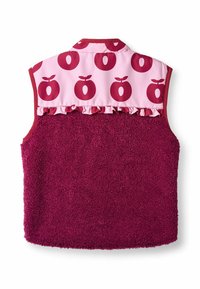 Ärm lös väst med en mörkröd, fluffig textur. Översta delen har en rosa tyg med röda äppelmönster och en volangkant längs kanten.