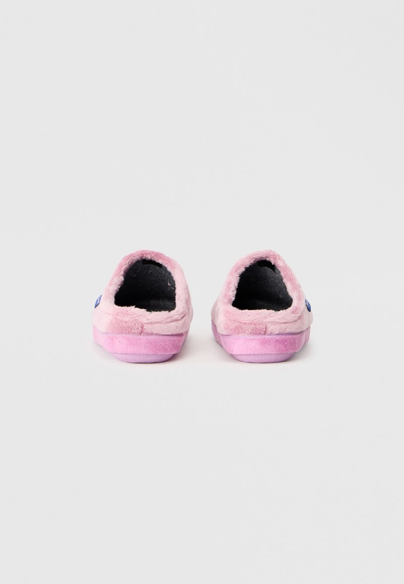 Zapatillas de casa rosas y peludas con exterior e interior suaves, tacones redondeados, suelas planas y un pequeño acento azul en el lado.