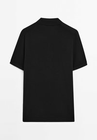 Polo shirt nero a manica corta con colletto semplice e design pulito. Il tessuto appare liscio, senza motivi o accenti visibili.