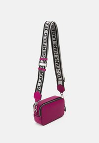 Karl Lagerfeld Jeans LOGO PATCH CAMERA - Taška s příčným popruhem - festival fuchsia