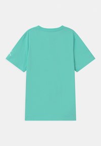 Turkusowa bawełniana koszulka, krótki rękaw, okrągły dekolt, gładka tekstura, gładki tył z małym białym logo na lewym rękawie.