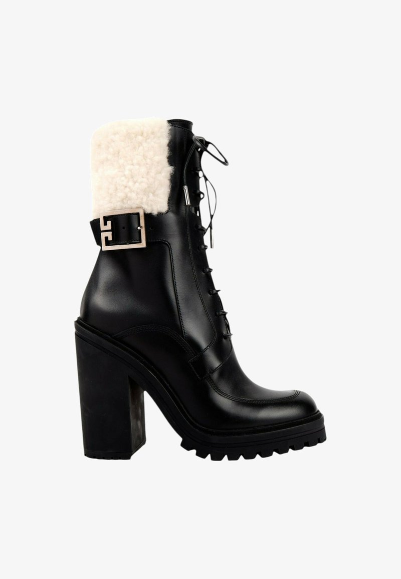 Botte noire en cuir à talon haut avec lacets, semelle épaisse, boucle décorative et doublure en peau de mouton blanche au niveau du revers supérieur.