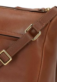 Borsa a mano in pelle marrone con una texture liscia, tracolla regolabile con hardware dorato e dettagli con tasca con zip.