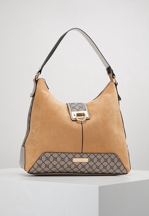 Bolso de ante en tono tostado y con estampado, con una correa negra para el hombro, cierre dorado y detalles geométricos en la base y la solapa.