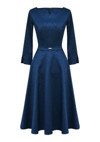 Granatowa sukienka z teksturowanym wzorem, dekoltem w serek, długimi rękawami i dopasowaną talią. Posiada pasek z złotym akcentem i rozkloszowaną spódnicę.