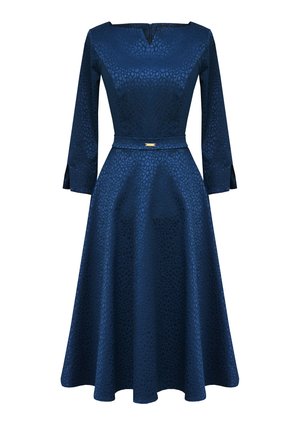 Granatowa sukienka z teksturowanym wzorem, dekoltem w serek, długimi rękawami i dopasowaną talią. Posiada pasek z złotym akcentem i rozkloszowaną spódnicę.