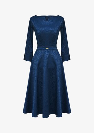 Granatowa sukienka z teksturowanym wzorem, dekoltem w serek, długimi rękawami i dopasowaną talią. Posiada pasek z złotym akcentem i rozkloszowaną spódnicę.