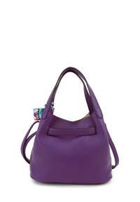 Paarse leren handtas met textuur en een ronde vorm, voorzien van twee handgrepen en een decoratieve kleurrijke stofaccent. Gedetailleerde voorkant pocket.
