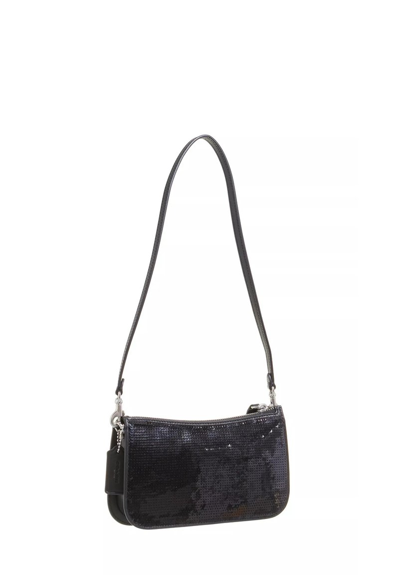 Schwarze Pailletten-Clutch mit einem glatten Ledertrageriemen, rechteckiger Form, Reißverschluss und glänzender Textur. Mit silbernen Hardware-Elementen.