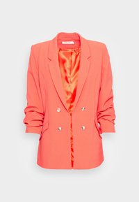 Blazer corallo doppiopetto con rivestimento in satin arancione, rever a punta e due tasche frontali, spalle strutturate e maniche arrotolate.