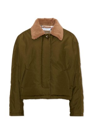 Olivengroene doorgestikte jas met een bruine corduroy kraag, knoopsluiting en zijzakken, getoond op een witte achtergrond.