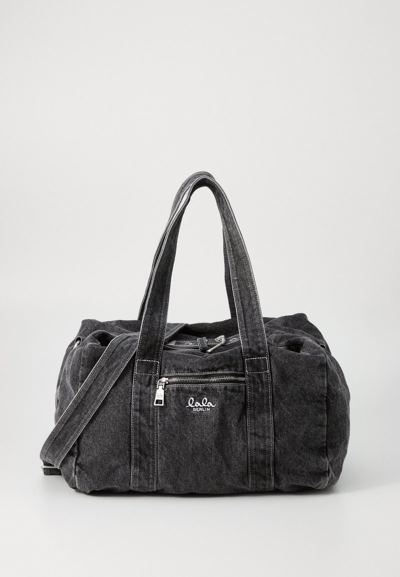 Mala duffel em denim preto com alças duplas, um bolso com fecho e detalhe de logótipo. Textura suave com forma franzida e costura reforçada.