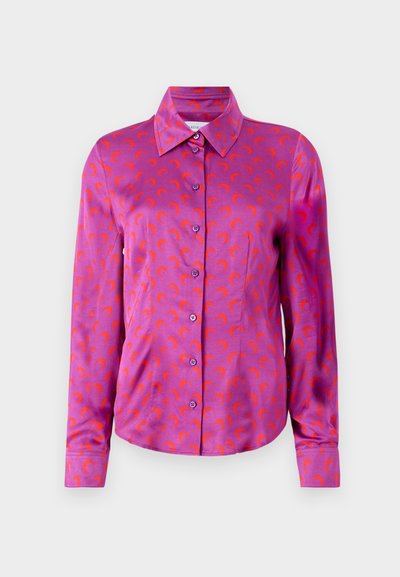 Camisa de mangas longas em cetim rosa brilhante com um padrão de lua crescente vermelha repetido. Apresenta um colarinho clássico e fecho frontal de botões.