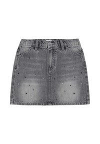 Minifalda de mezclilla gris con bolsillos planos, cierre de botones y detalles decorativos de tachuelas distribuidos por toda la tela.