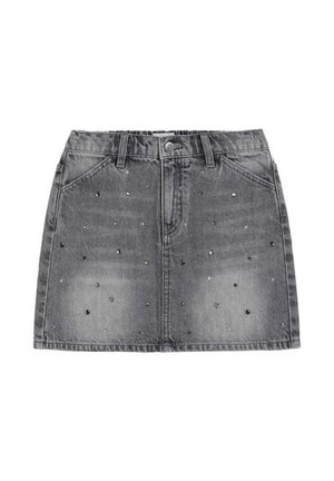 Minifalda de mezclilla gris con bolsillos planos, cierre de botones y detalles decorativos de tachuelas distribuidos por toda la tela.