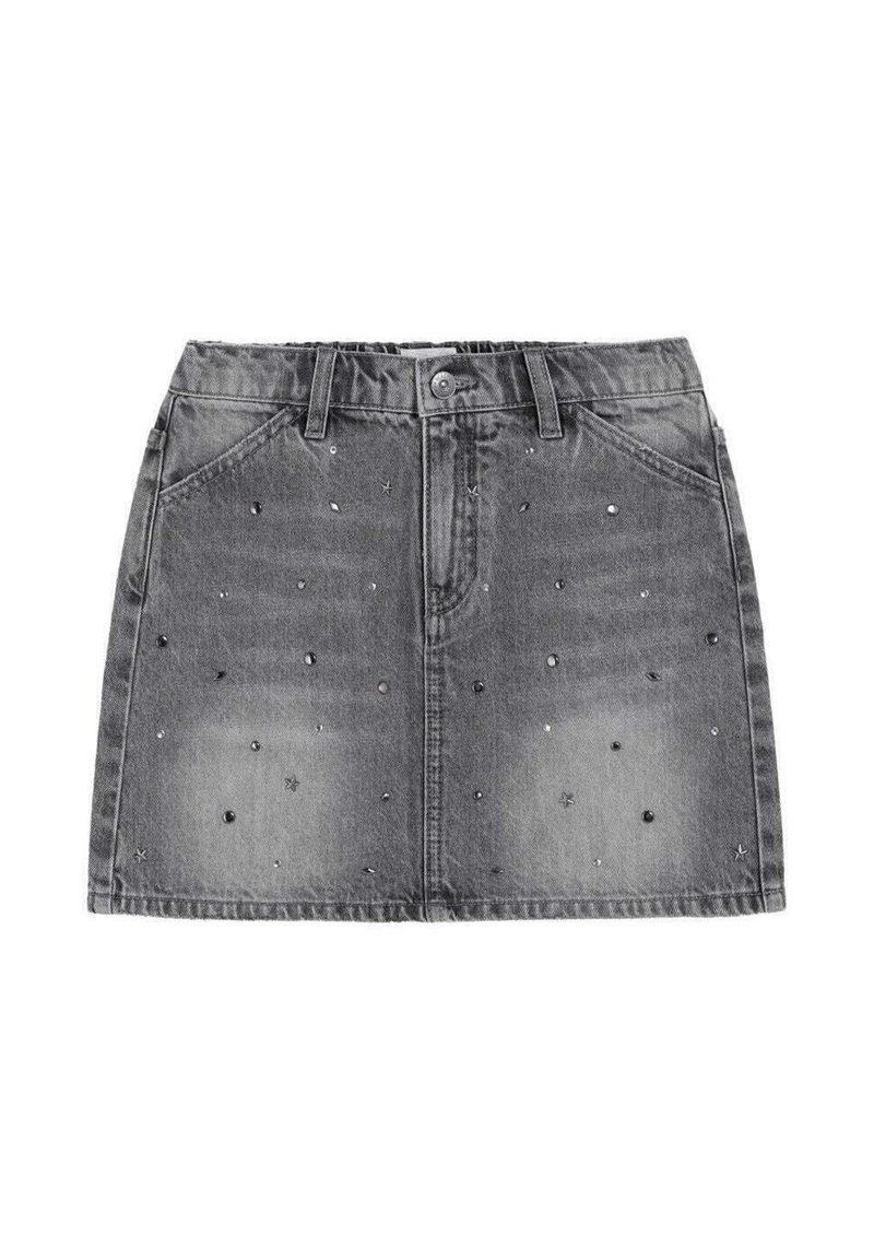 Minifalda de mezclilla gris con bolsillos planos, cierre de botones y detalles decorativos de tachuelas distribuidos por toda la tela.