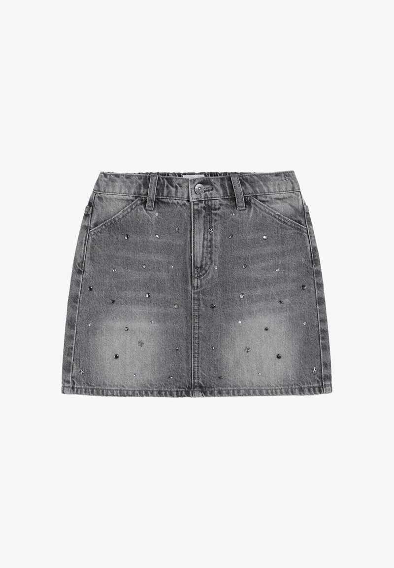 Minifalda de mezclilla gris con bolsillos planos, cierre de botones y detalles decorativos de tachuelas distribuidos por toda la tela.