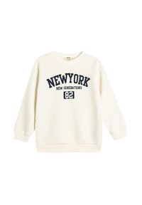 Kremowy sweatshirt uszyty z miękkiego materiału, z granatowym nadrukiem "NEW YORK", "NEW GENERATIONS" oraz numerem "82". Ściągacze na rękawach i u dołu.