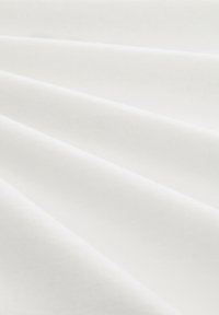 Witte stof met een gladde textuur, voorzien van zachte plooien die diepte en dimensie creëren. Het materiaal lijkt zacht en lichtgewicht.