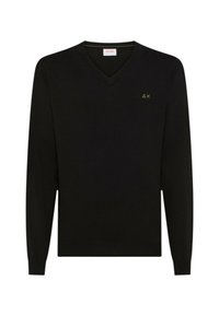 Maglione nero a scollo a V realizzato in tessuto liscio, con maniche lunghe e un piccolo logo verde sul petto a sinistra. Design semplice e lineare.