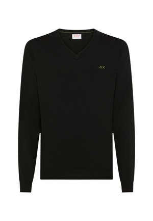Maglione nero a scollo a V realizzato in tessuto liscio, con maniche lunghe e un piccolo logo verde sul petto a sinistra. Design semplice e lineare.