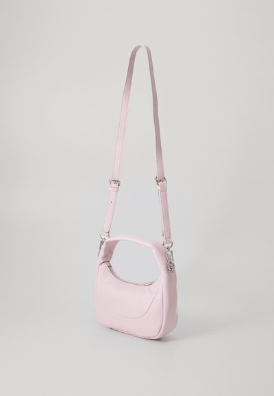 Rosa skinnveske med rund rektangulær form, topphåndtak og en lang justerbar stropp. Har en enkel glidelåslukking.