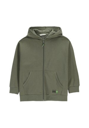 Bluza z kapturem i zamkiem w kolorze oliwkowej zieleni z przednimi kieszeniami, długimi rękawami i małym czarno-zielonym nadrukiem blisko dołu po prawej stronie.