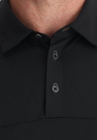 Polo shirt nera con collo a polo, dotata di tre bottoni scuri e di un tessuto liscio e strutturato. Il design è semplice e funzionale.