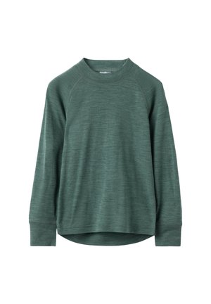 Langsleeve crewneck shirt in matte groen met ribgebreide manchetten en een licht gebogen zoom op een witte achtergrond.